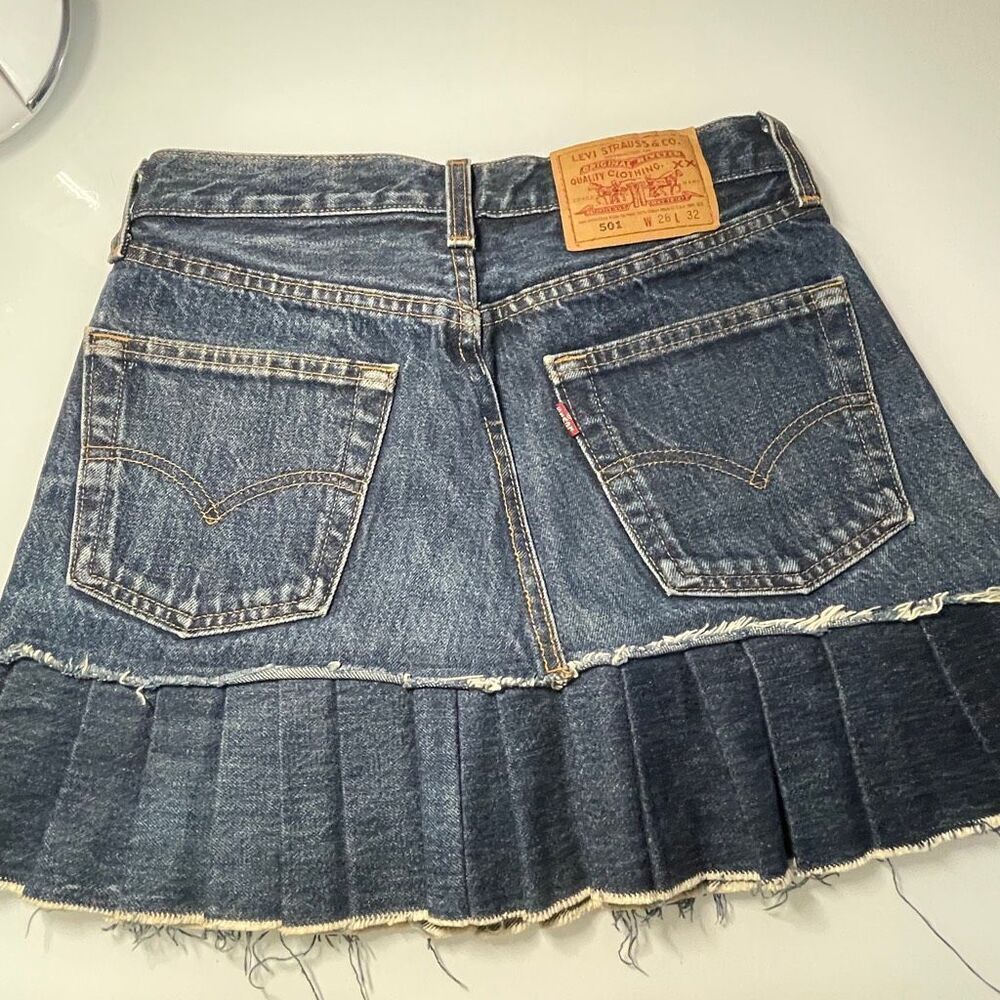 Levi’s Blue Original 501 Pleated Bottom Hem Denim Mini Skirt Size 28x32 - Picture 2 of 7